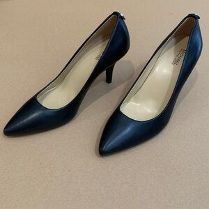 Michael Kors leather pumps in black